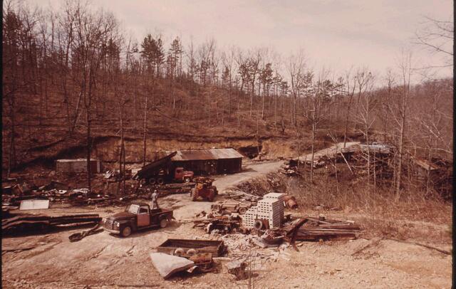1280px-OVERALL_VIEW_OF_THE_COAL_MINE_OPERATED_BY_GEORGE_WILSON_NEAR_WILDER_AND_COOKEVILLE__TENNESSEE__WHICH_WAS_CLOSED_DOWN-2..._-_NARA_-_556323-1.jpg